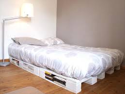 dwuosobowe łóżko z palet